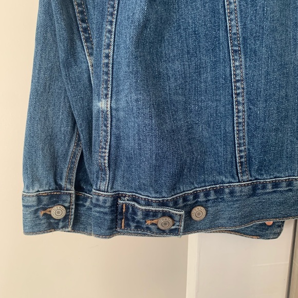 LIKE NEW Old Navy Women’s Oversized Jean Jacket - Picture 5 of 5